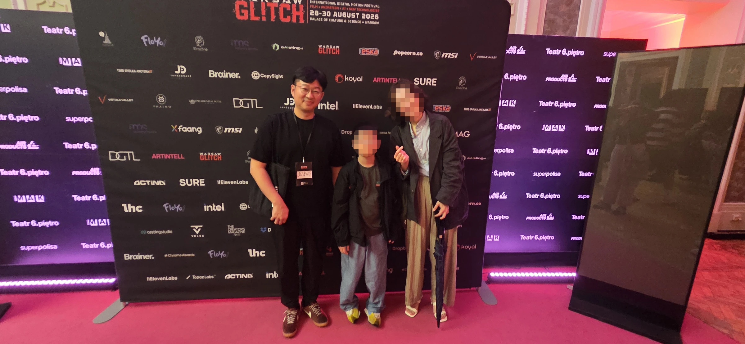 Warsaw Glitch 2026 포토월 앞의 허준호 감독과 행사 참석자들